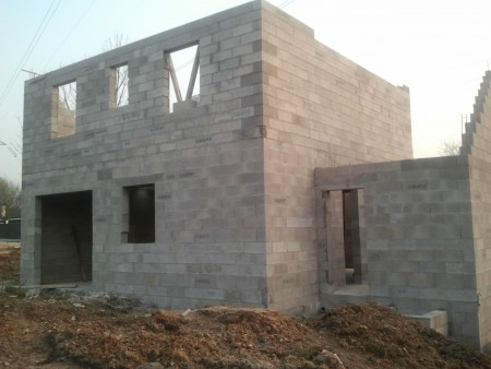 1er étage fenêtre à gauche chambre Alicia, celle du milieu le dressing et à droite la notre