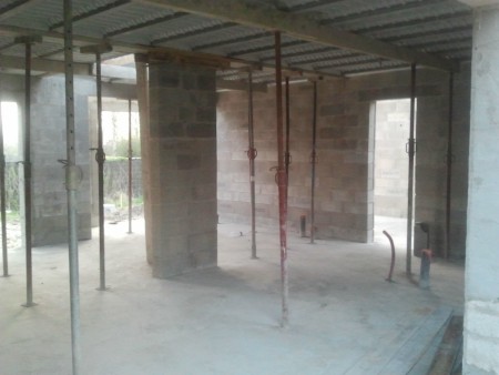 cuisine au fond et à droite les toilettes